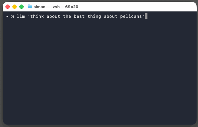 在 macOS 终端中运行 llm "think about the best thing about pelicans",灰色文字先输出 Exploring pelican qualities 等推理内容,随后以白色文本输出最终回答:鹈鹕最棒的地方在于它们那大得夸张又实用的造型——巨大的喙和喉囊看起来滑稽,但让鹈鹕成为了极为高效的捕鱼高手。更妙的是,许多品种还会协同合作,把鱼群赶在一起后再一口兜起。它们集呆萌、优雅与意外的聪明于一身。