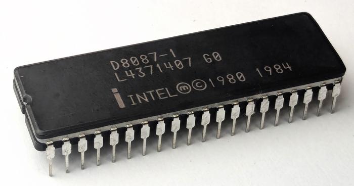 Intel 8087 芯片封装于 40 引脚双列直插式封装（DIP）中，8080 和 Z80 亦采用相同封装。此照片旨在为密集的微指令内容提供视觉间歇。