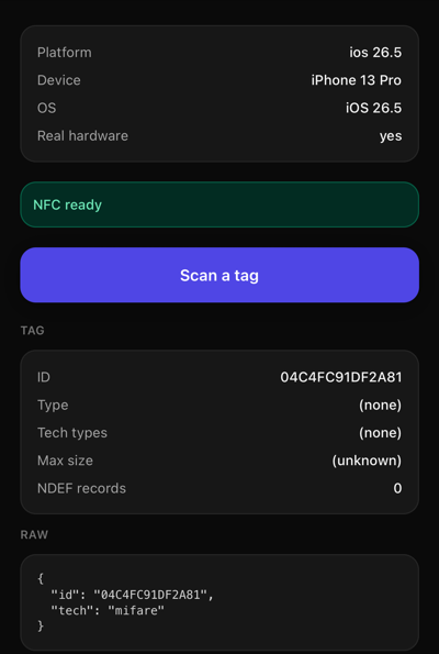 应用在 iPhone 13 Pro 上首次扫描后的“读取”选项卡界面。标签卡片列出了 ID 04C4FC91DF2A81、类型（无）、技术支持类型（无）、最大容量（未知）以及 0 条 NDEF 记录，下方是一个仅包含 id 和 tech 字段的 RAW 块。