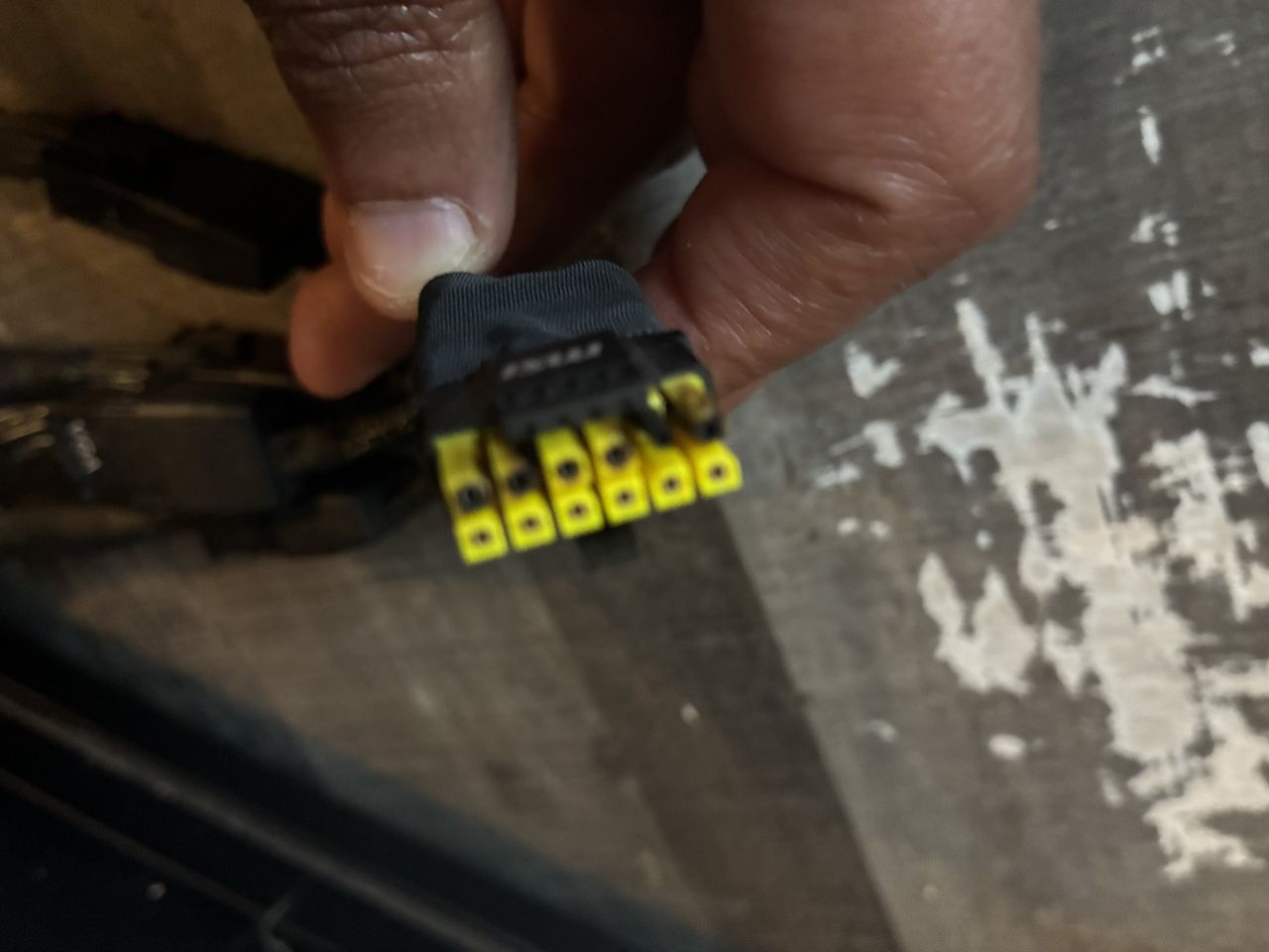 RTX 5090 启用 DLSS 5 后 16-pin 接口熔化的