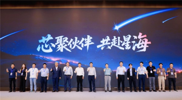 国产CPU杀入工厂!海光1000发布:-40℃到105℃照样干活