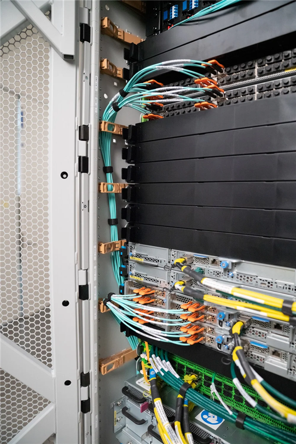 算力翻倍!AWS第二代Outposts单机柜上市:最高支持2688个vCPU