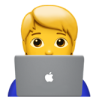 金发人物正在使用带有 Apple 标志的笔记本电脑。