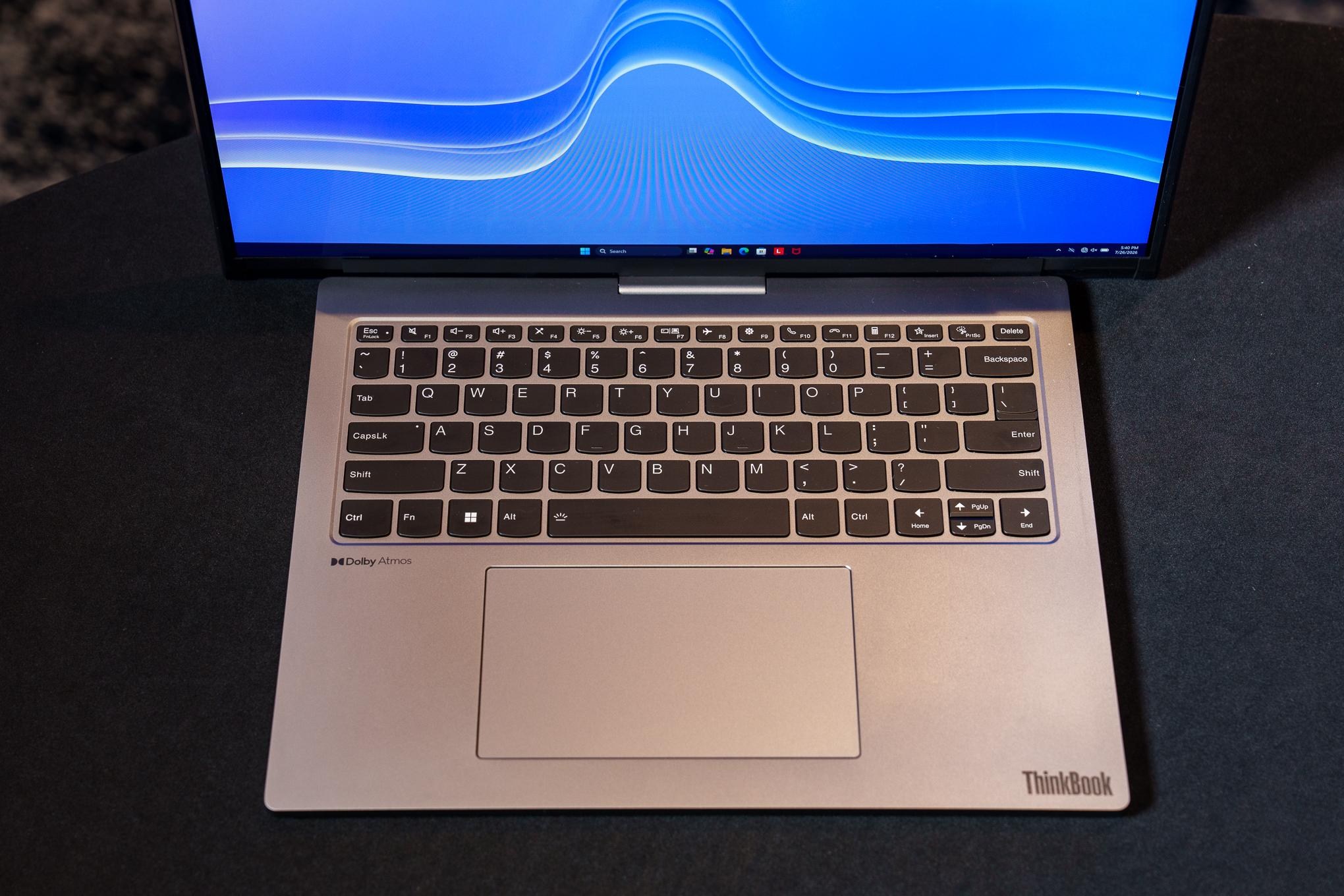 <em>机身看起来是标准的 ThinkBook 风格。除了那个铰链。</em>