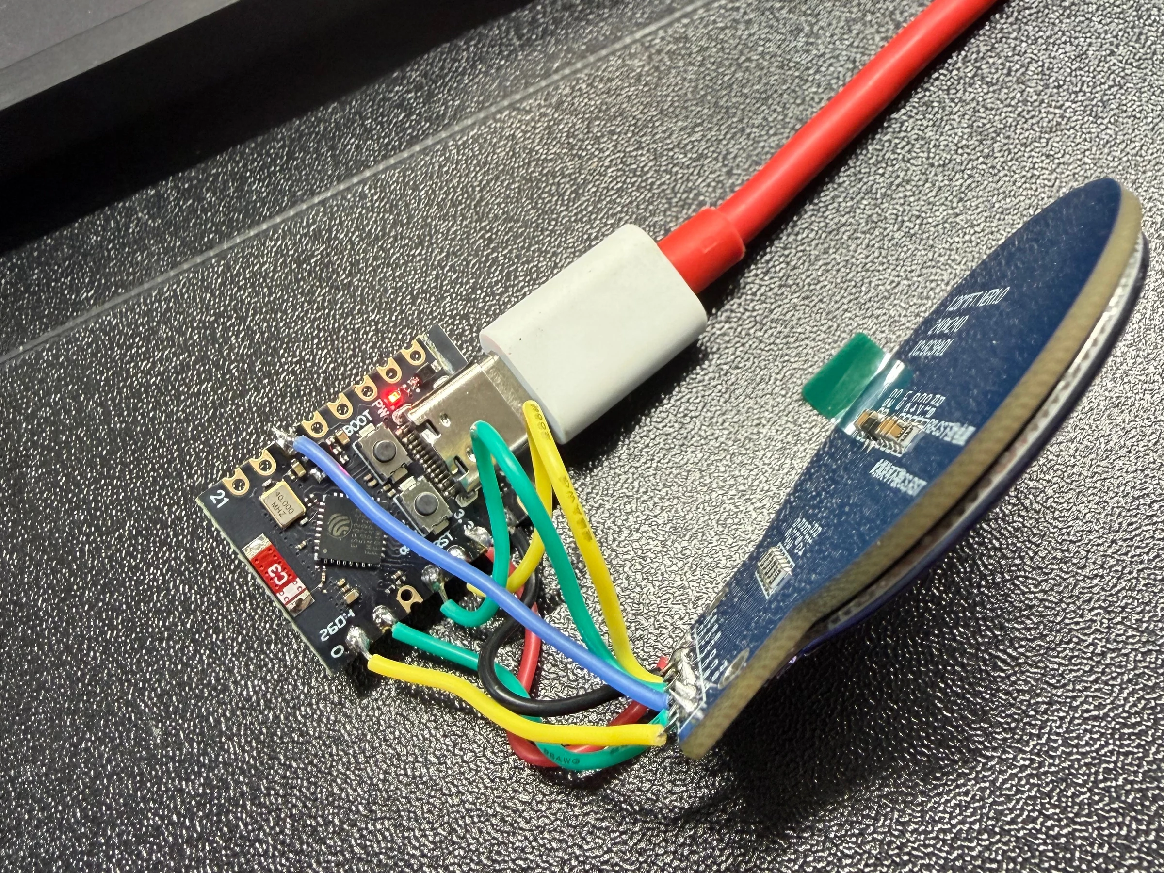 组装过程中，一块圆形显示屏与 ESP32-C3 连接