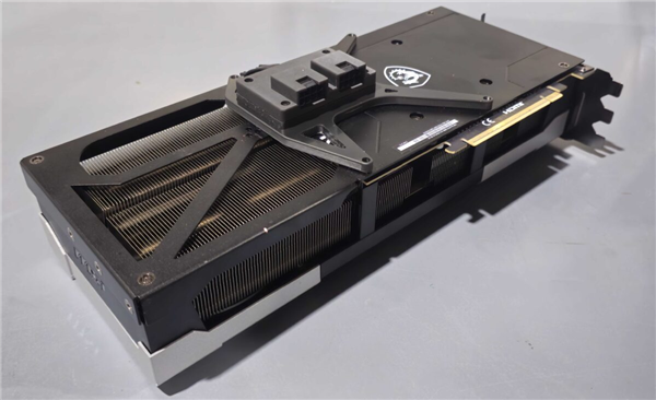 12VHPWR终于不烫了!RTX 5090魔改双8针供电:线温暴降40°C