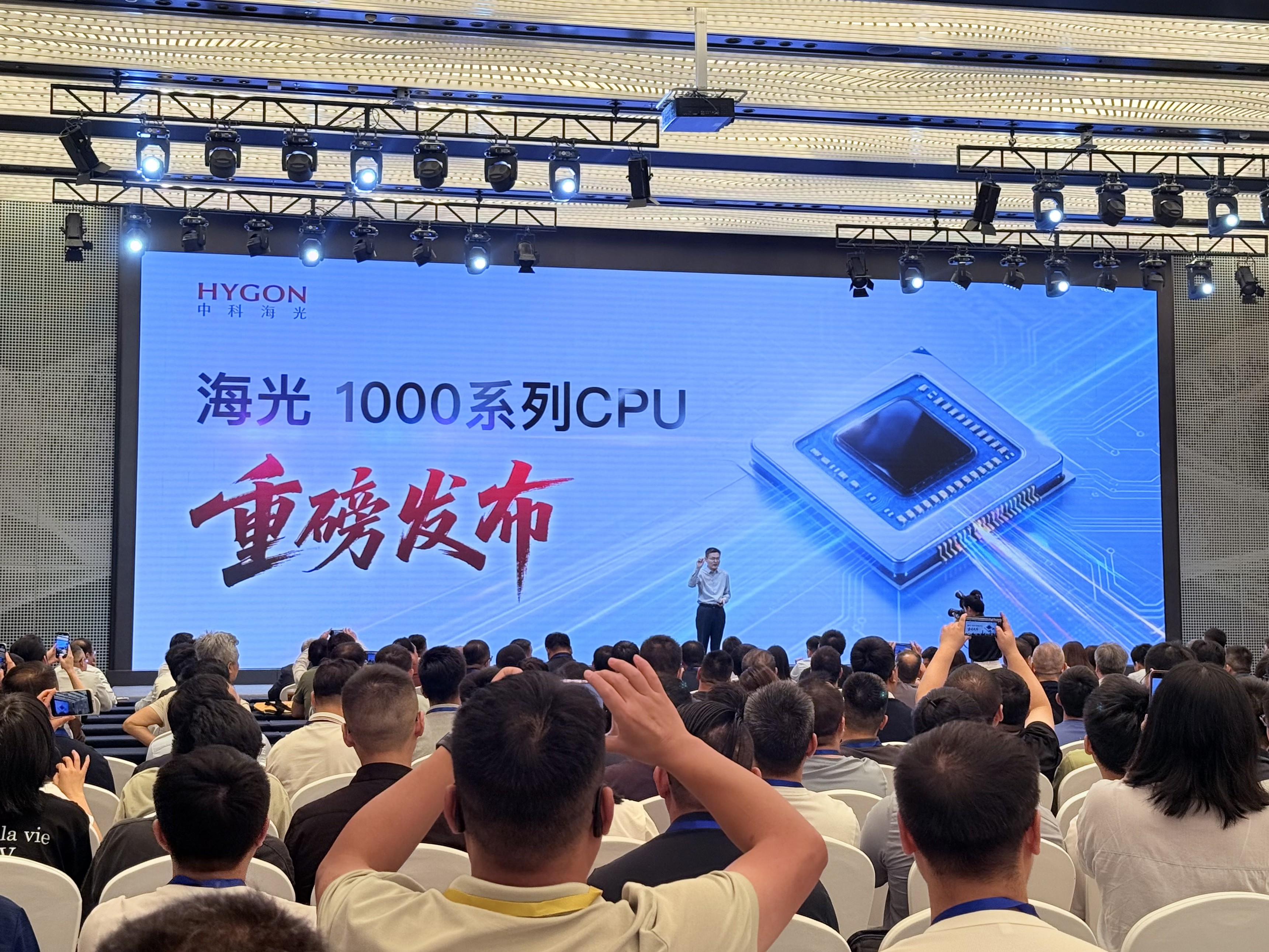 海光1000系列发布,端侧市场为何需要另一颗CPU?